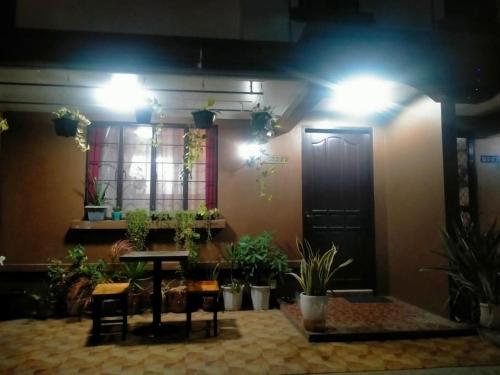 Lapu Lapu CityMiestee's Sweet Home的一间房间,配有一张桌子和一束植物