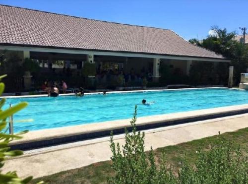 Lapu Lapu CityMiestee's Sweet Home的在大型游泳池游泳的人