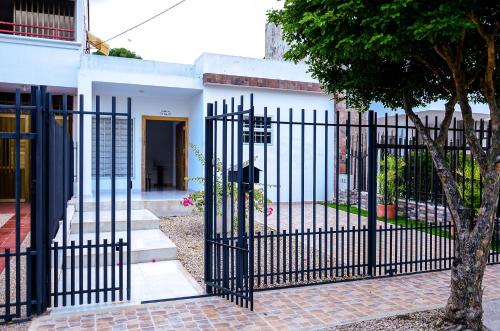 蒙特里亚Hermosa casa en Costa de Oro的白色房子前面的黑色大门