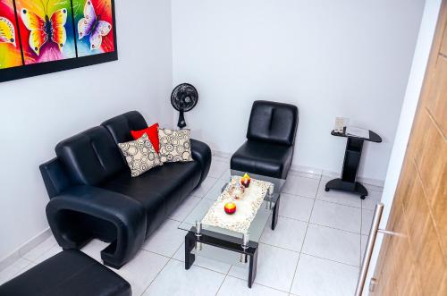 蒙特里亚Hermosa casa en Costa de Oro的客厅配有沙发和椅子