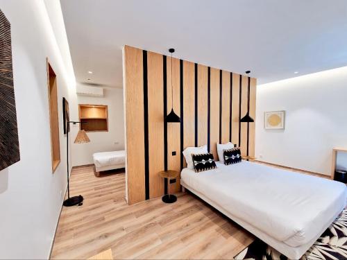 维琪奥港米斯特拉尔酒店 的卧室配有一张带黑色枕头的大型白色床。