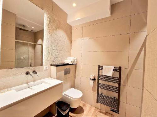 维琪奥港米斯特拉尔酒店 的一间带水槽、卫生间和镜子的浴室