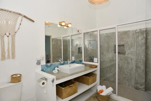 Rodrigues IslandRodrigues Holiday Family Villa Zourit的白色的浴室设有水槽和淋浴。