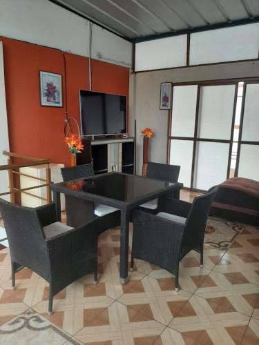 廷戈玛丽亚CUARTO TINGALES的客厅配有桌椅和电视。