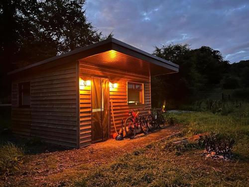 DalmellingtonCraigengillan Mini Lodge的小屋外停有两辆自行车