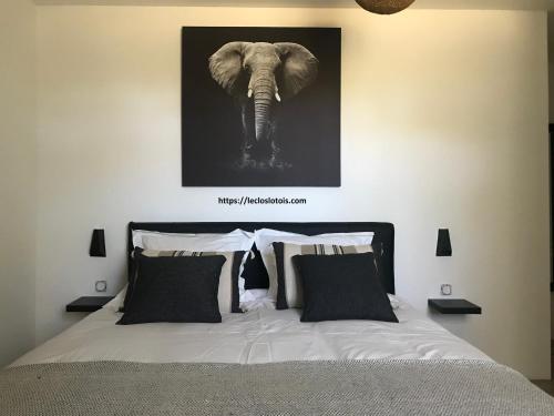 格拉马le Clos Lotois - Chambre d'hôtes de charme entre Padirac et Rocamadour的卧室里一张大象的黑白照片