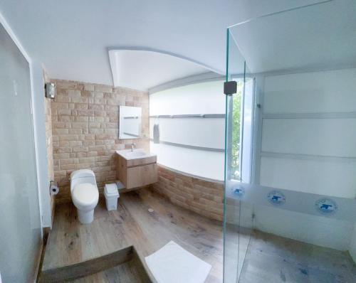 圣安德烈斯Apartamentos Turisticos In Di Morgan's Canon的一间带卫生间和玻璃淋浴间的浴室