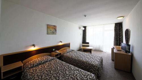 金沙希普卡酒店的酒店客房设有两张床和电视。
