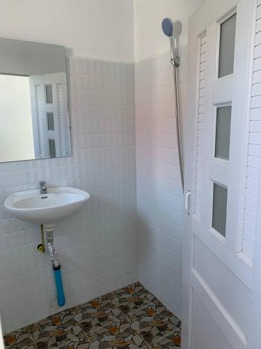 贡布Home Daun Kam的白色的浴室设有水槽和镜子