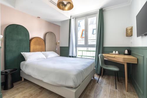 巴黎District Nation的一间小卧室,配有一张床和一张书桌