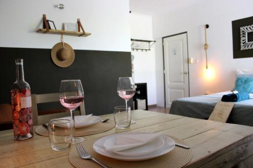 克拉伦代克Casa Mantana Bonaire的一张桌子,上面放有两杯葡萄酒和一瓶