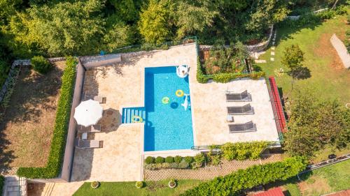 伊莫茨基Villa Luna的享有庭院游泳池的顶部景色