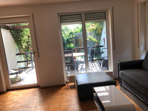 柏林Köpenick 43 mit WLAN的客厅配有沙发和桌子