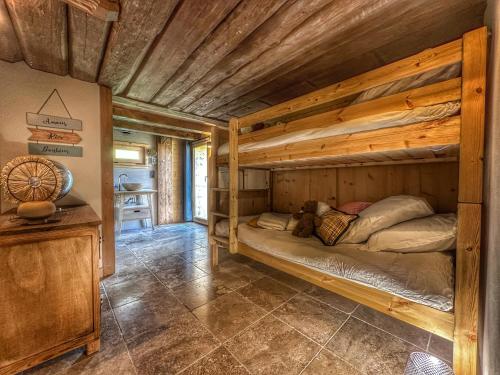 科尔顿Chalet neuf La Perle du Perron的小屋内设有一间带两张双层床的卧室