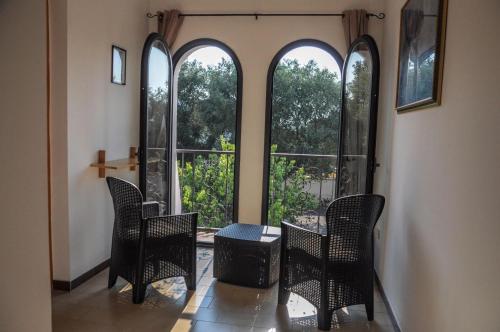 Leporano MarinaResidence Sunbeam的客房设有桌椅和窗户。