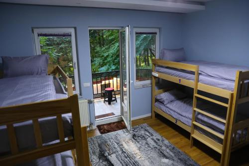 普里什蒂纳City Park Hostel的一间带两张双层床的卧室和一个阳台