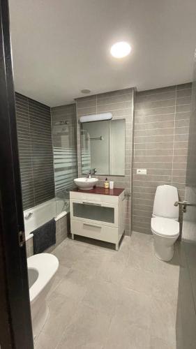 甘迪亚Preciosa a 2 min Renfe的浴室配有白色卫生间和盥洗盆。