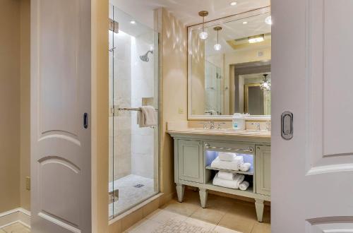 圣安东尼奥Bluegreen Vacations Eilan Hotel and Spa, Ascend Resort Collection的带淋浴和盥洗盆的浴室