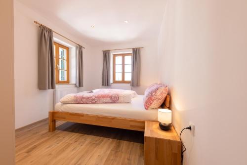 施图拜河谷新施蒂夫特Schlögler`s Apartmenthaus的一间卧室设有一张床和两个窗户。