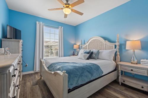 基西米Mickey's Whimsical Wonderland的蓝色卧室配有床和吊扇