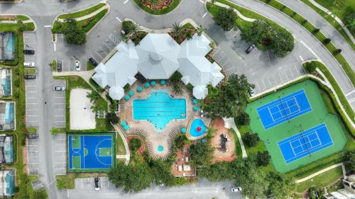 基西米Mickey's Whimsical Wonderland的享有带2个网球场的游泳池的顶部景致