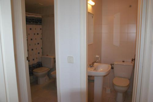 莱斯卡拉Els Pins - L'Escala的浴室设有2个卫生间和水槽