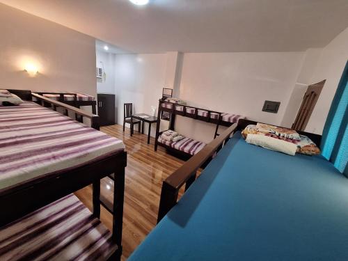 奥斯洛布Island Front - Bangcogon Resort and Restaurant的一间客房内设有四张双层床的房间