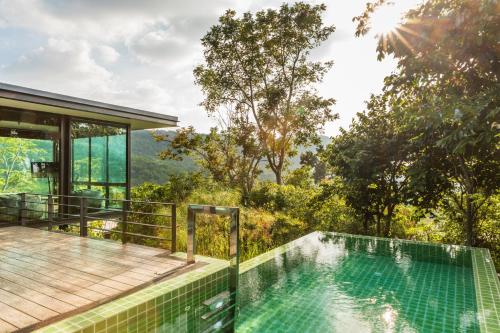 Nong Sarai帕斯考艾酒店的一座带游泳池和甲板的房子