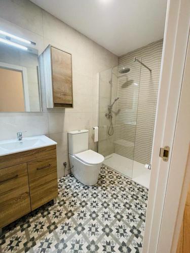 杜鲁埃洛德拉谢拉Apartamentos Rurales La Plaza 3的浴室配有卫生间、盥洗盆和淋浴。