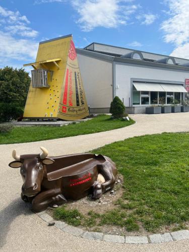 SteinFerienwohnung in Stein AR的一座建筑前草上一头牛的雕像