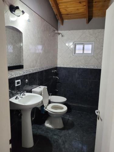 内乌肯Amplio departamento para 2 personas的浴室配有白色卫生间和盥洗盆。