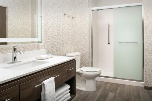 肯纳Home2 Suites By Hilton Kenner New Orleans Arpt的一间带水槽、卫生间和淋浴的浴室