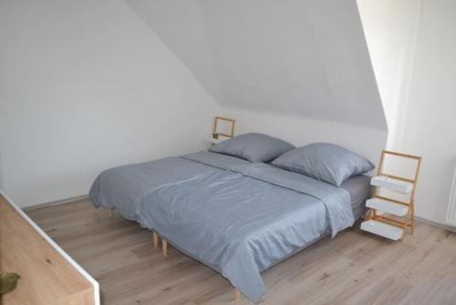 舍纳贝克Pension,Ferien, Monteurwohnung , Unterkunft,Zimmer的一间卧室配有一张床,铺有木地板