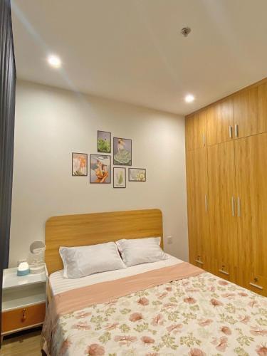 胡志明市Quân's homestay的一间卧室配有一张床和一个木制橱柜