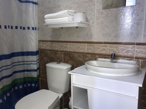巴兰基亚The Mendoza Grand Hotel的浴室配有白色水槽和卫生间。