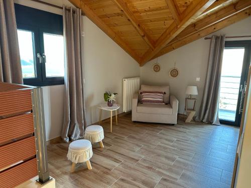 里科索翁Villa Argyro的带沙发的客厅和部分窗户。