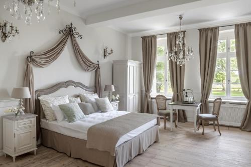 波兰尼卡-兹德鲁伊帕拉卡密恩尼科旅馆的卧室配有一张床和一张桌子及椅子