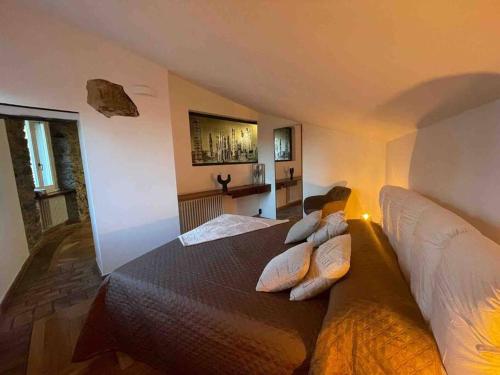 科莫Kiko's Lodge - Historical apartment in Como的一间卧室配有一张大床和枕头