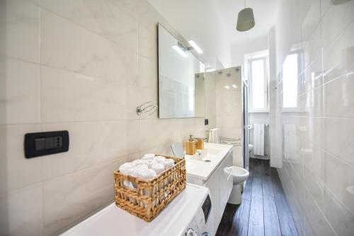 都灵Benvenuti Casa Leo - Elegante Appartamento的浴室配有盥洗盆、卫生间和浴缸。