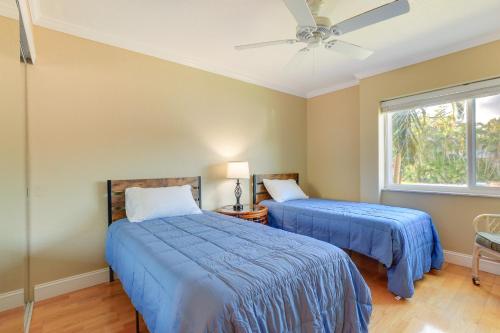 萨拉索塔Welcoming Sarasota Vacation Rental with Pool!的卧室内的两张床,配有吊扇