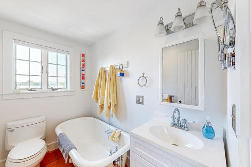 WiscassetTopgallant的白色的浴室设有卫生间和水槽。