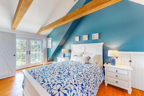 WiscassetTopgallant的蓝色的卧室设有白色的床和蓝色的墙壁