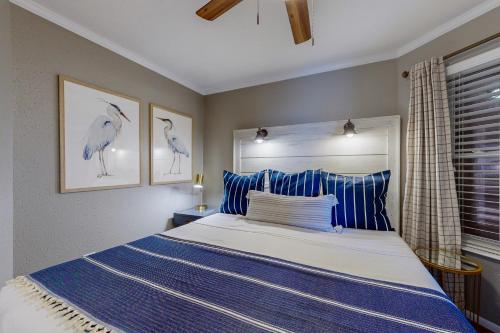 加尔维斯敦Marvilla Condo My Happy Place的卧室配有蓝色和白色的床和窗户。
