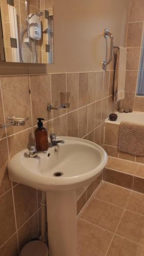 利斯托尔Retreat by the Feale的浴室配有白色水槽和淋浴。