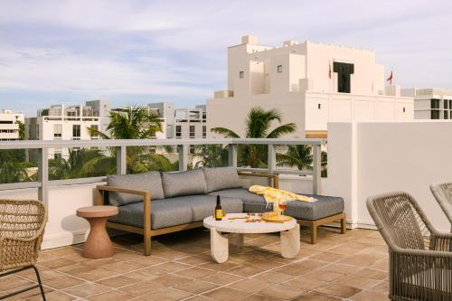 迈阿密海滩Sonder The Deco的阳台的天井配有沙发和桌子
