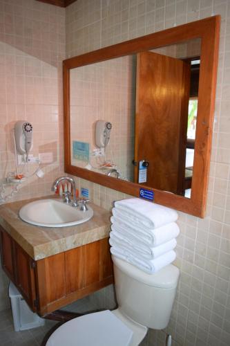 圣安德烈斯Decameron Marazul - All Inclusive的一间带水槽、卫生间和镜子的浴室