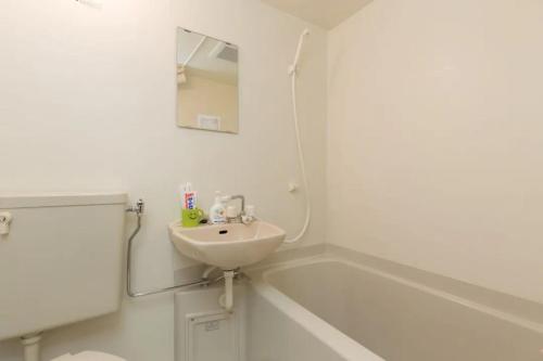 大阪HOTEL LUCKY - Vacation STAY 49954v的白色的浴室设有水槽和浴缸。