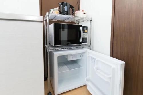 大阪HOTEL LUCKY - Vacation STAY 49954v的冰箱内微波炉烤箱