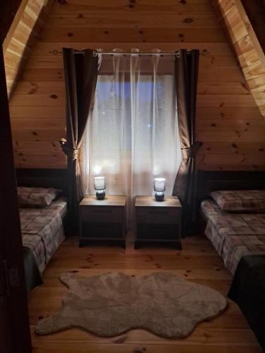 Motički GajVikendica 'Maša'的阁楼间 - 带两张床和窗户