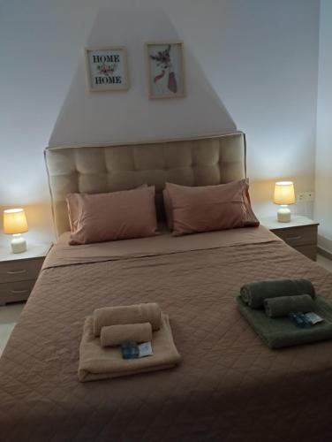 派尔季卡Margeo house的一间卧室配有一张大床和两条毛巾